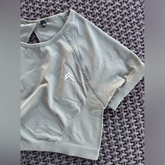 EFFORTLESS SEAMLESS SHORT SLEEVE CROP TOP
M size 
Sage Color - Picture 2 of 7